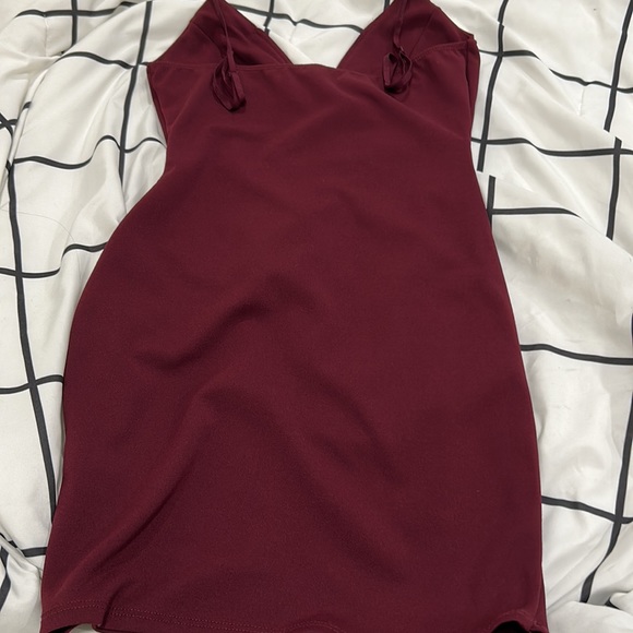 A cute maroon fancy dress - Picture 2 of 2